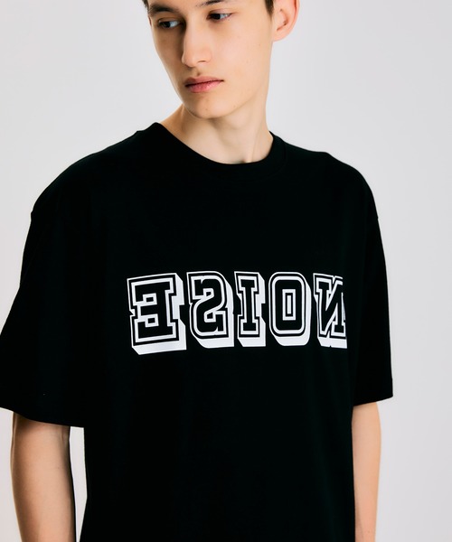 NOISE MAKER（ノイズメーカー）の「《ユニセックス》カレッジロゴオーバーサイズTEE（Tシャツ/カットソー・メンズ・ホワイト/ブラック・M/L/XL）」の2枚目の写真