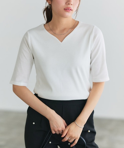 Pierrot(ピエロ)の「キーネック5分袖テレコリブカットソー(Tシャツ/カットソー・レディース・ブラック/ライトグレー/オフホワイト/ネイビー/チャコール/ライトベージュ/チャコールグレー/レッド系その他/ブラック×ホワイト・LL/M/L)」の1枚目の写真