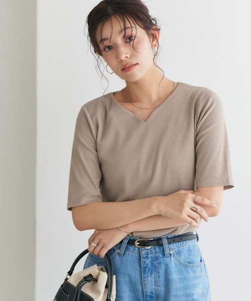 Pierrot(ピエロ)の「キーネック5分袖テレコリブカットソー(Tシャツ/カットソー・レディース・ブラック/ライトグレー/オフホワイト/ネイビー/チャコール/ライトベージュ/チャコールグレー/レッド系その他/ブラック×ホワイト・LL/M/L)」の11枚目の写真