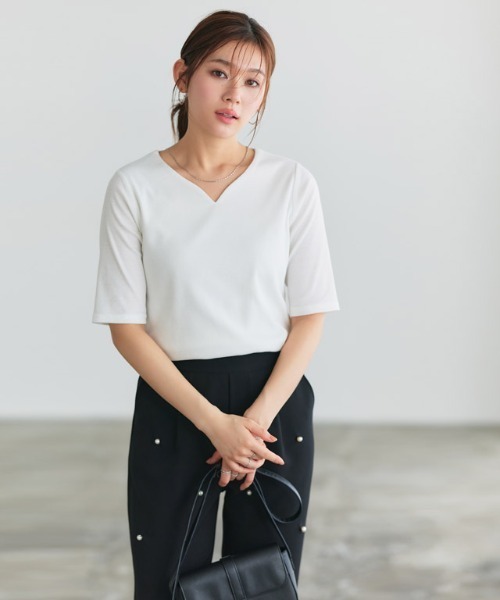 Pierrot(ピエロ)の「キーネック5分袖テレコリブカットソー(Tシャツ/カットソー・レディース・ブラック/ライトグレー/オフホワイト/ネイビー/チャコール/ライトベージュ/チャコールグレー/レッド系その他/ブラック×ホワイト・LL/M/L)」の16枚目の写真