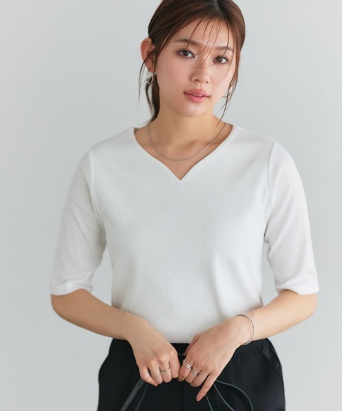Pierrot(ピエロ)の「キーネック5分袖テレコリブカットソー(Tシャツ/カットソー・レディース・ブラック/ライトグレー/オフホワイト/ネイビー/チャコール/ライトベージュ/チャコールグレー/レッド系その他/ブラック×ホワイト・LL/M/L)」の17枚目の写真