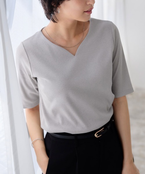 Pierrot(ピエロ)の「キーネック5分袖テレコリブカットソー(Tシャツ/カットソー・レディース・ブラック/ライトグレー/オフホワイト/ネイビー/チャコール/ライトベージュ/チャコールグレー/レッド系その他/ブラック×ホワイト・LL/M/L)」の10枚目の写真