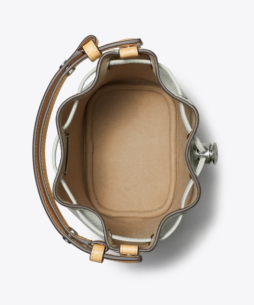 TORY BURCH（トリーバーチ）の「Tモノグラム ペブル ミニバケットバッグ（ショルダーバッグ・レディース・ライトグレー・ONE SIZE）」の4枚目の写真