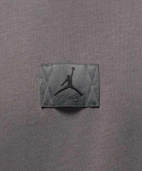 JORDAN BRAND(ジョーダンブランド)の「JORDAN BRAND M J FLT ESS WSH 85 SS CRW / ジョーダン ブランド ジョーダン フライト エッセンシャル WSH 85 S/S クルー / NIKE【SP】(Tシャツ/カットソー・メンズ・グレー/アイボリー・S/M/L/XL/XXL)」の4枚目の写真