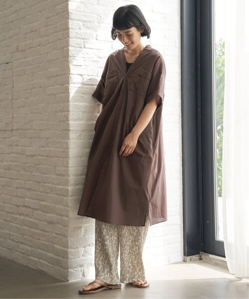 LBC(エルビーシー)の「ダブルポケットVネックシャツワンピース(ワンピース・レディース・チャコールグレー/ブラウン/エメラルド・M)」の8枚目の写真