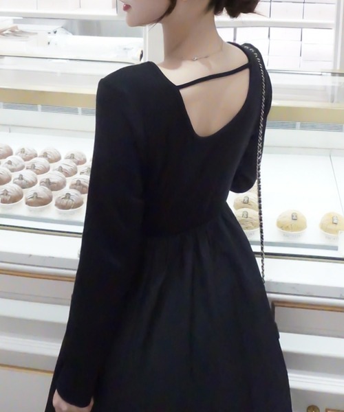 junoah(ジュノア)の「異素材ドッキングバックオープンワンピース(ワンピース・レディース・ライトベージュ/チャコール/ブラック・MEDIUM/SMALL/LARGE)」の4枚目の写真