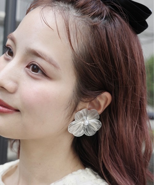JUMELLE(ジュメロ)の「フラワーピアス(ピアス(両耳用)・レディース・シルバー・FREE)」の1枚目の写真