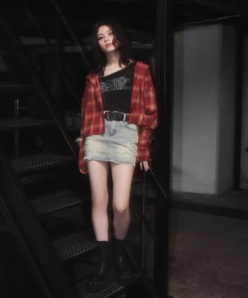 ENVYM(アンビー)の「クラッシュデニムミニスカ―ト(デニムスカート・レディース・ブラック/ブルー・MEDIUM/SMALL)」の11枚目の写真