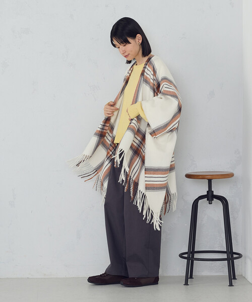 MONO　COMME CA（モノコムサ）の「チェック柄 ポンチョストール（ストール/ショール・レディース・グレー/アイボリー・FREE）」の2枚目の写真