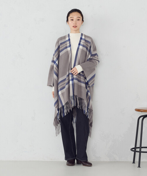 MONO　COMME CA（モノコムサ）の「チェック柄 ポンチョストール（ストール/ショール・レディース・グレー/アイボリー・FREE）」の3枚目の写真