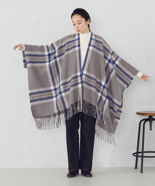MONO　COMME CA（モノコムサ）の「チェック柄 ポンチョストール（ストール/ショール・レディース・グレー/アイボリー・FREE）」の4枚目の写真