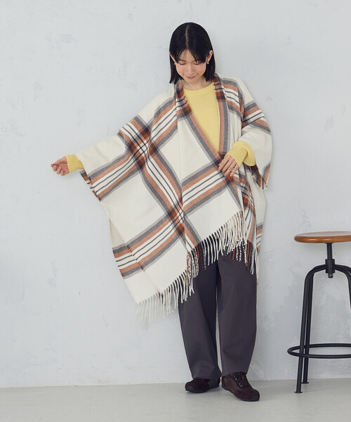 MONO　COMME CA（モノコムサ）の「チェック柄 ポンチョストール（ストール/ショール・レディース・グレー/アイボリー・FREE）」の6枚目の写真