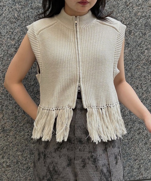 &g'aime（アンジェム）の「【&g'aime】フリンジニットベスト　Fringe Knit Vest（ニット/セーター・レディース・アイボリー/ブラック/チャコールグレー・FREE）」の2枚目の写真