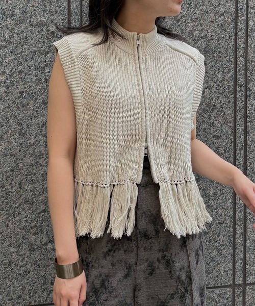 &g'aime（アンジェム）の「【&g'aime】フリンジニットベスト　Fringe Knit Vest（ニット/セーター・レディース・アイボリー/ブラック/チャコールグレー・FREE）」の4枚目の写真