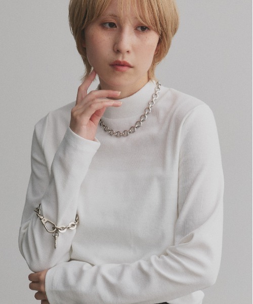 ad thie(アドティエ)の「配色アソートスリーブ ハイネックトップス(Tシャツ/カットソー・レディース・チャコールグレー/チャコールグレー×ブラック/ブラウン系1/ブラウン系2/グレー系1/グレー系2/ブラック系1/ブラック系2/カーキ系1/カーキ系2/ホワイト系1/ホワイト系2/ブラック系3/ブルー系1/ピンク系1/ピンク系2/ホワイト系3/ブルー系2・MEDIUM/LARGE/LL)」の2枚目の写真