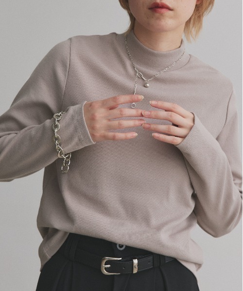 ad thie(アドティエ)の「配色アソートスリーブ ハイネックトップス(Tシャツ/カットソー・レディース・チャコールグレー/チャコールグレー×ブラック/ブラウン系1/ブラウン系2/グレー系1/グレー系2/ブラック系1/ブラック系2/カーキ系1/カーキ系2/ホワイト系1/ホワイト系2/ブラック系3/ブルー系1/ピンク系1/ピンク系2/ホワイト系3/ブルー系2・MEDIUM/LARGE/LL)」の10枚目の写真