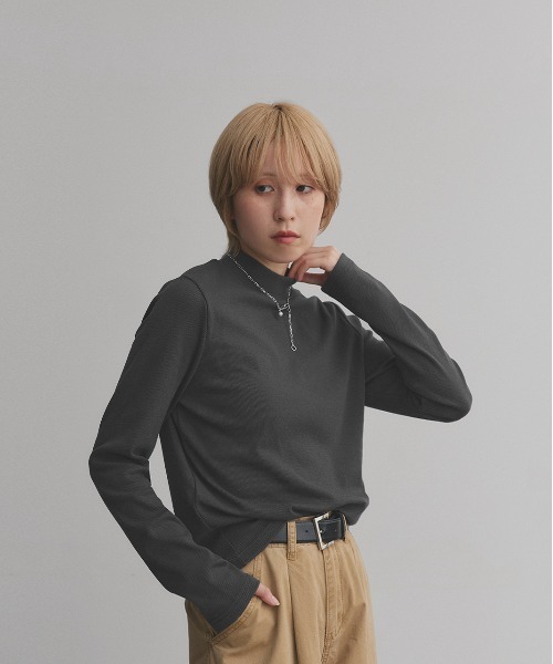 ad thie(アドティエ)の「配色アソートスリーブ ハイネックトップス(Tシャツ/カットソー・レディース・チャコールグレー/チャコールグレー×ブラック/ブラウン系1/ブラウン系2/グレー系1/グレー系2/ブラック系1/ブラック系2/カーキ系1/カーキ系2/ホワイト系1/ホワイト系2/ブラック系3/ブルー系1/ピンク系1/ピンク系2/ホワイト系3/ブルー系2・MEDIUM/LARGE/LL)」の8枚目の写真