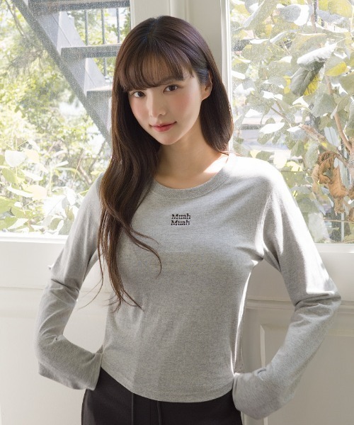 muahmuah(ムーアムーア)の「A'GEM/9 × .kom 『muah muah/ムーアムーア』 PIGMENT CROP LONG SLEEVE T-SHIRT/ピグメント クロップ長袖Tシャツ(Tシャツ/カットソー・レディース・ホワイト/ピンク/ブラック/カーキ/グレー・FREE)」の5枚目の写真