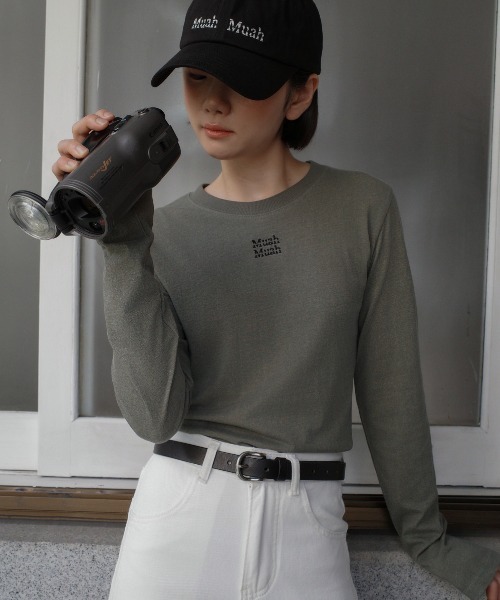 muahmuah(ムーアムーア)の「A'GEM/9 × .kom 『muah muah/ムーアムーア』 PIGMENT CROP LONG SLEEVE T-SHIRT/ピグメント クロップ長袖Tシャツ(Tシャツ/カットソー・レディース・ホワイト/ピンク/ブラック/カーキ/グレー・FREE)」の1枚目の写真