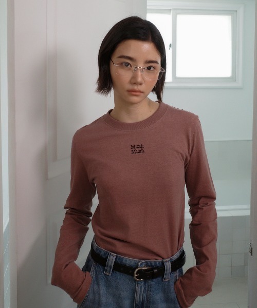 muahmuah(ムーアムーア)の「A'GEM/9 × .kom 『muah muah/ムーアムーア』 PIGMENT CROP LONG SLEEVE T-SHIRT/ピグメント クロップ長袖Tシャツ(Tシャツ/カットソー・レディース・ホワイト/ピンク/ブラック/カーキ/グレー・FREE)」の2枚目の写真