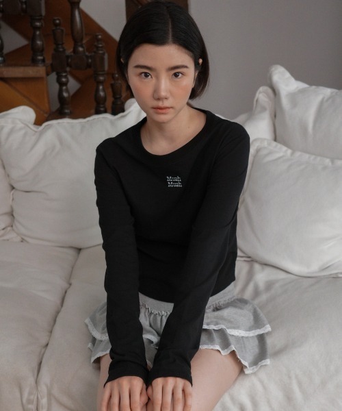 muahmuah(ムーアムーア)の「A'GEM/9 × .kom 『muah muah/ムーアムーア』 PIGMENT CROP LONG SLEEVE T-SHIRT/ピグメント クロップ長袖Tシャツ(Tシャツ/カットソー・レディース・ホワイト/ピンク/ブラック/カーキ/グレー・FREE)」の4枚目の写真