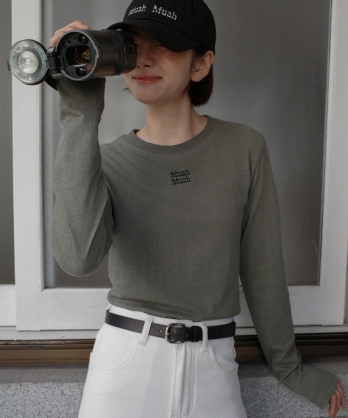 muahmuah(ムーアムーア)の「A'GEM/9 × .kom 『muah muah/ムーアムーア』 PIGMENT CROP LONG SLEEVE T-SHIRT/ピグメント クロップ長袖Tシャツ(Tシャツ/カットソー・レディース・ホワイト/ピンク/ブラック/カーキ/グレー・FREE)」の6枚目の写真
