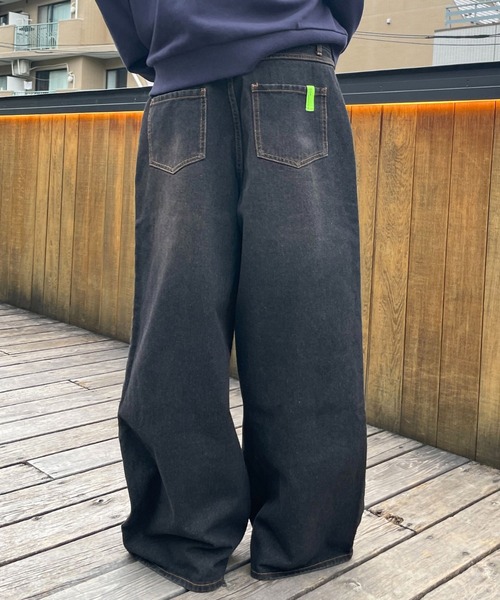 ALAND(エーランド)の「【UNISEX】ALAND/デニムツータックパンツ(デニムパンツ・レディース・ブラック/ブルー・LARGE/SMALL)」の2枚目の写真