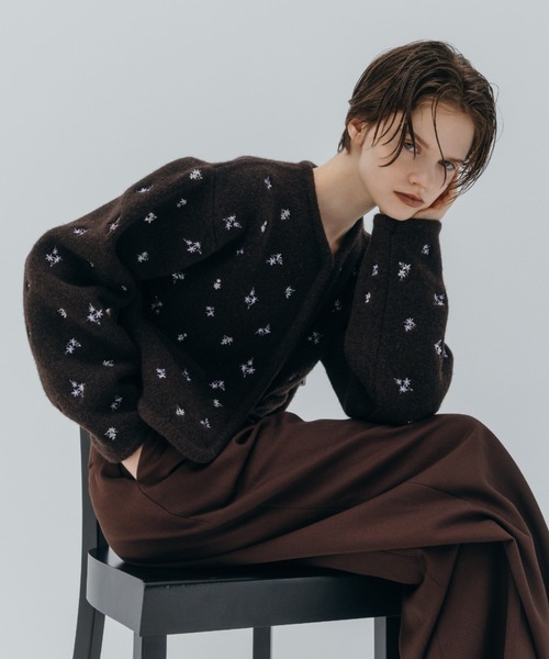 CREDONA(クレドナ)の「FLOWER EMBROIDERY KNIT JACKET/フラワーエンブロイダリーニットジャケット(カーディガン/ボレロ・レディース・ブラック/グレー/ブラウン/アイボリー・FREE)」の4枚目の写真