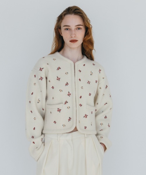 CREDONA(クレドナ)の「FLOWER EMBROIDERY KNIT JACKET/フラワーエンブロイダリーニットジャケット(カーディガン/ボレロ・レディース・ブラック/グレー/ブラウン/アイボリー・FREE)」の2枚目の写真