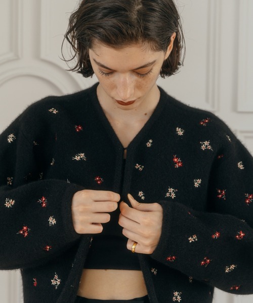 CREDONA（クレドナ）の「FLOWER EMBROIDERY KNIT JACKET/フラワーエンブロイダリーニットジャケット（カーディガン/ボレロ・レディース・ブラック/グレー・FREE）」の14枚目の写真