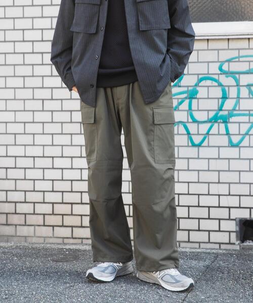 ITEMS URBANRESEARCH(アイテムズ アーバンリサーチ)の「ウエストイージー ポリツイル カーゴパンツ(その他パンツ・メンズ・ブラック/カーキ/ベージュ・MEDIUM/LARGE)」の1枚目の写真