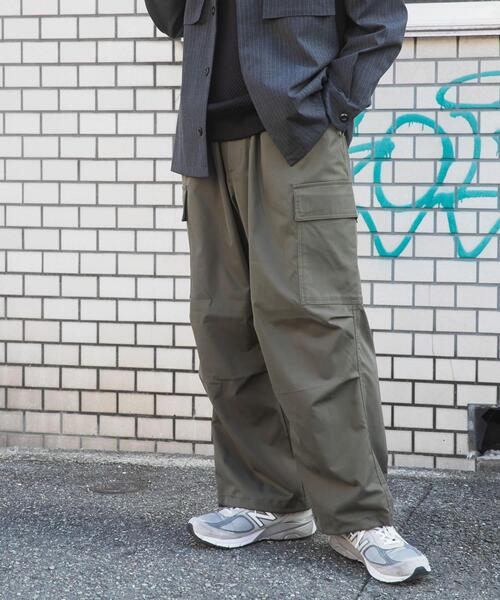 ITEMS URBANRESEARCH(アイテムズ アーバンリサーチ)の「ウエストイージー ポリツイル カーゴパンツ(その他パンツ・メンズ・ブラック/カーキ/ベージュ・MEDIUM/LARGE)」の12枚目の写真
