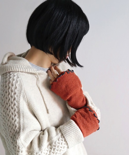 KIVISDOU（キビスドウ）の「チューリップフリル　ハンドウォーマー（アームカバー・レディース・ブルーグリーン/グレー/レンガ・F）」の3枚目の写真