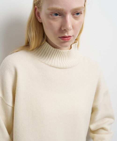 LANVIN en Bleu(ランバンオンブルー)の「メランジクロップドハイネックニット(ニット/セーター・レディース・ブルー/オフホワイト/ブラウン・38)」の21枚目の写真