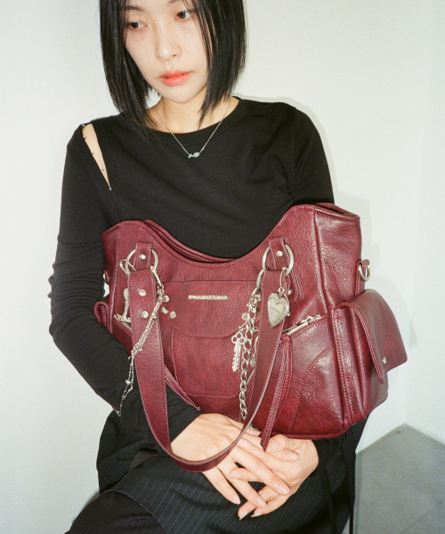 IUGAMAKARAS(イウガマカラス)の「Studded Leather Shoulder Bag (Burgundy)(ショルダーバッグ・レディース・その他・FREE)」の13枚目の写真