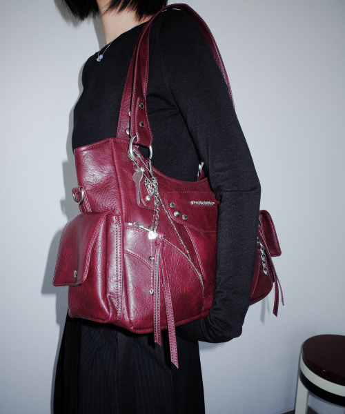 IUGAMAKARAS(イウガマカラス)の「Studded Leather Shoulder Bag (Burgundy)(ショルダーバッグ・レディース・その他・FREE)」の14枚目の写真