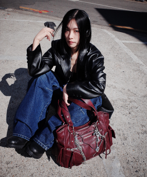 IUGAMAKARAS(イウガマカラス)の「Studded Leather Shoulder Bag (Burgundy)(ショルダーバッグ・レディース・その他・FREE)」の15枚目の写真