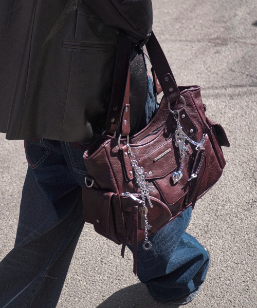 IUGAMAKARAS(イウガマカラス)の「Studded Leather Shoulder Bag (Burgundy)(ショルダーバッグ・レディース・その他・FREE)」の16枚目の写真