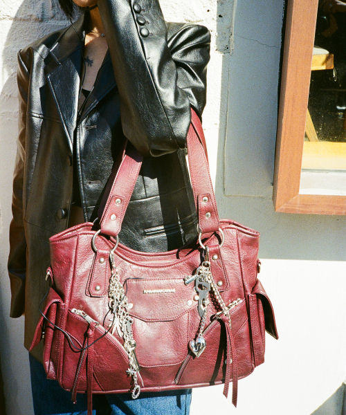 IUGAMAKARAS(イウガマカラス)の「Studded Leather Shoulder Bag (Burgundy)(ショルダーバッグ・レディース・その他・FREE)」の8枚目の写真