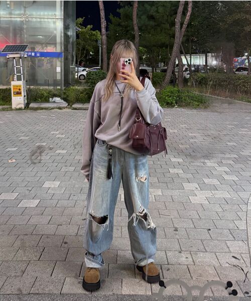 IUGAMAKARAS(イウガマカラス)の「Studded Leather Shoulder Bag (Burgundy)(ショルダーバッグ・レディース・その他・FREE)」の17枚目の写真