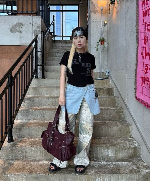 IUGAMAKARAS(イウガマカラス)の「Studded Leather Shoulder Bag (Burgundy)(ショルダーバッグ・レディース・その他・FREE)」の21枚目の写真