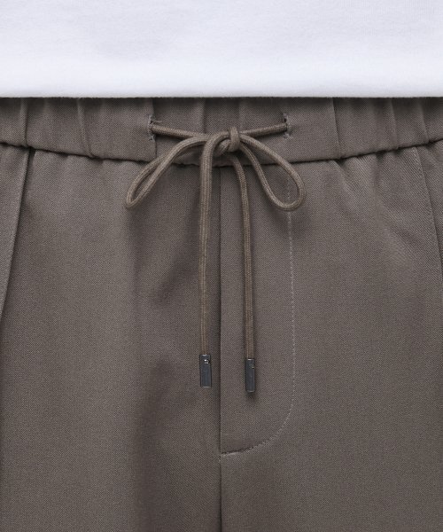 MUSINSA STANDARD(ムシンサスタンダード)の「イージーバンディングトラックスラックス【ダスティベージュ】(スラックス・メンズ・その他・30/26/28/38/42/36/40)」の3枚目の写真