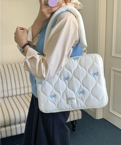 pyornim(ピョルニム)の「【26年春夏新作】【2WAY】キルティングリボン 刺繍 PCバッグ ケース バッグインバッグ(PC・タブレットケース・レディース・イエロー/ブラック/ピンク/ホワイト・F)」の2枚目の写真