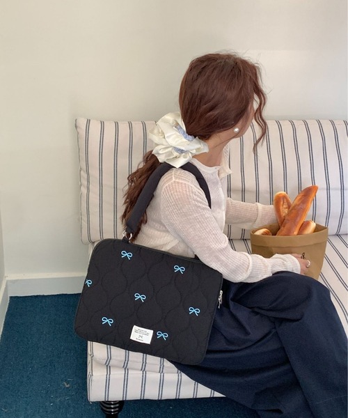 pyornim(ピョルニム)の「【26年春夏新作】【2WAY】キルティングリボン 刺繍 PCバッグ ケース バッグインバッグ(PC・タブレットケース・レディース・イエロー/ブラック/ピンク/ホワイト・F)」の12枚目の写真