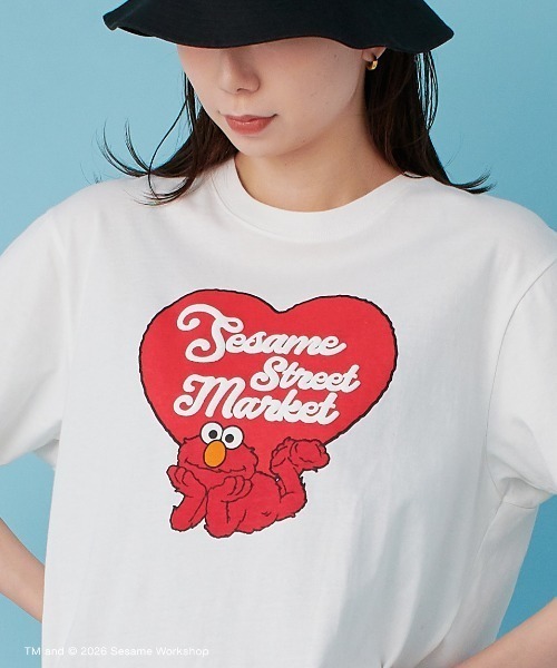SESAME STREET(セサミストリート)の「【BIG HUGS,BIG HEARTS】【UNISEX】発砲プリントTシャツ(Tシャツ/カットソー・レディース・ピンク/レッド/ブルー・M/L)」の4枚目の写真