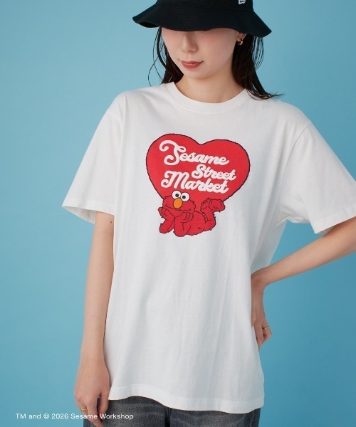 SESAME STREET(セサミストリート)の「【BIG HUGS,BIG HEARTS】【UNISEX】発砲プリントTシャツ(Tシャツ/カットソー・レディース・ピンク/レッド/ブルー・M/L)」の5枚目の写真