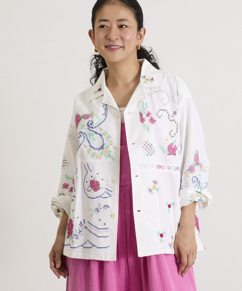 Freada（フリーダ）の「Freada/フリーダ オープンカラー 刺繍 シャツジャケット（シャツ/ブラウス・レディース・サックスブルー/ホワイト・ONE SIZE）」の2枚目の写真