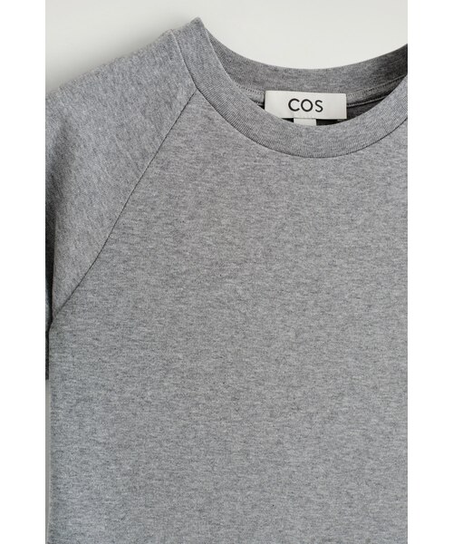 COS(コス)の「スリムフィット コットンTシャツ(Tシャツ/カットソー・レディース・ホワイト×ブルー/ホワイト系/グレー系その他/ブラウン系その他・S/XS/M/L/XL)」の10枚目の写真