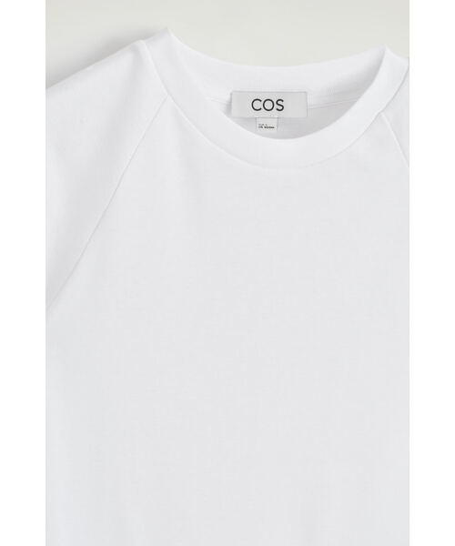 COS(コス)の「スリムフィット コットンTシャツ(Tシャツ/カットソー・レディース・ホワイト×ブルー/ホワイト系/グレー系その他/ブラウン系その他・S/XS/M/L/XL)」の16枚目の写真