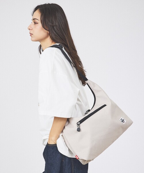 CHUMS（チャムス）の「【CHUMS / チャムス】Plain Shoulder Bag/ショルダーバッグ / ユニセックス（バックパック/リュック・メンズ・ブルー/その他/グレイッシュベージュ/ブラック・フリー）」の2枚目の写真